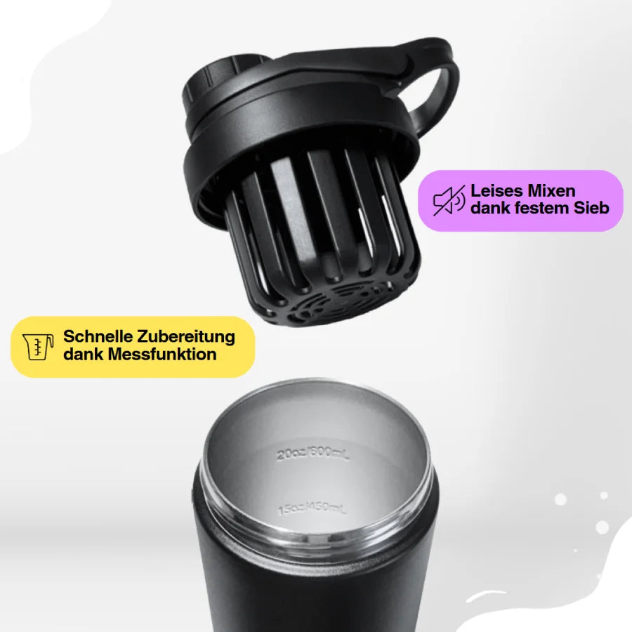 Schwarzer Edelstahl-Shaker mit Plastikdeckel und Sieb, Text "Schnelle Zubereitung dank Messfunktion" und "Leises Mixen dank festem Sieb", weißer Hintergrund.
