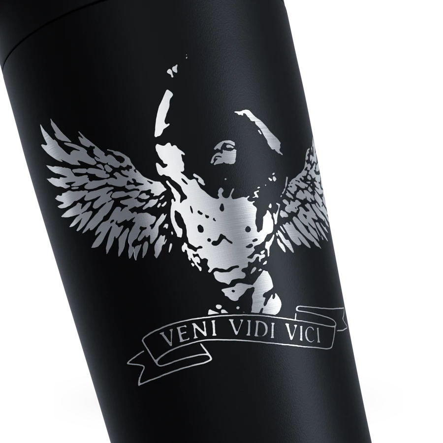 Edelstahl Shaker mit Gravur Nahaufnahme Zyzz Winged Figure Veni Vidi Vici Gestalten