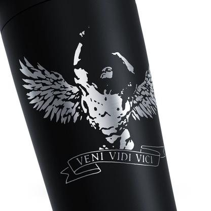 Edelstahl Shaker mit Gravur Nahaufnahme Zyzz Winged Figure Veni Vidi Vici Gestalten